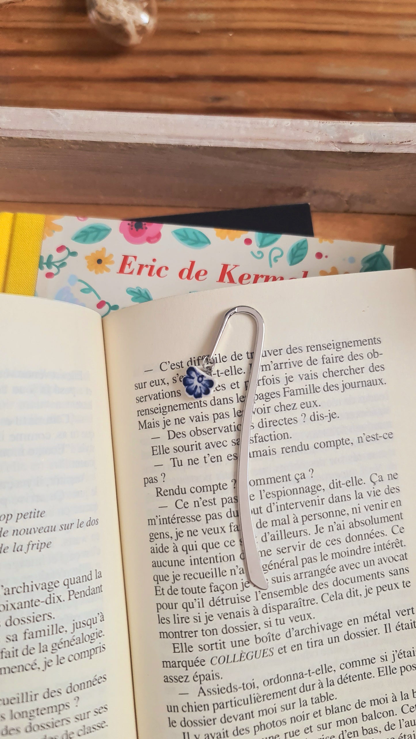 Marque-page argenté - Petit modèle - décoré d'un morceau de vaisselle - Petite fleur bleue