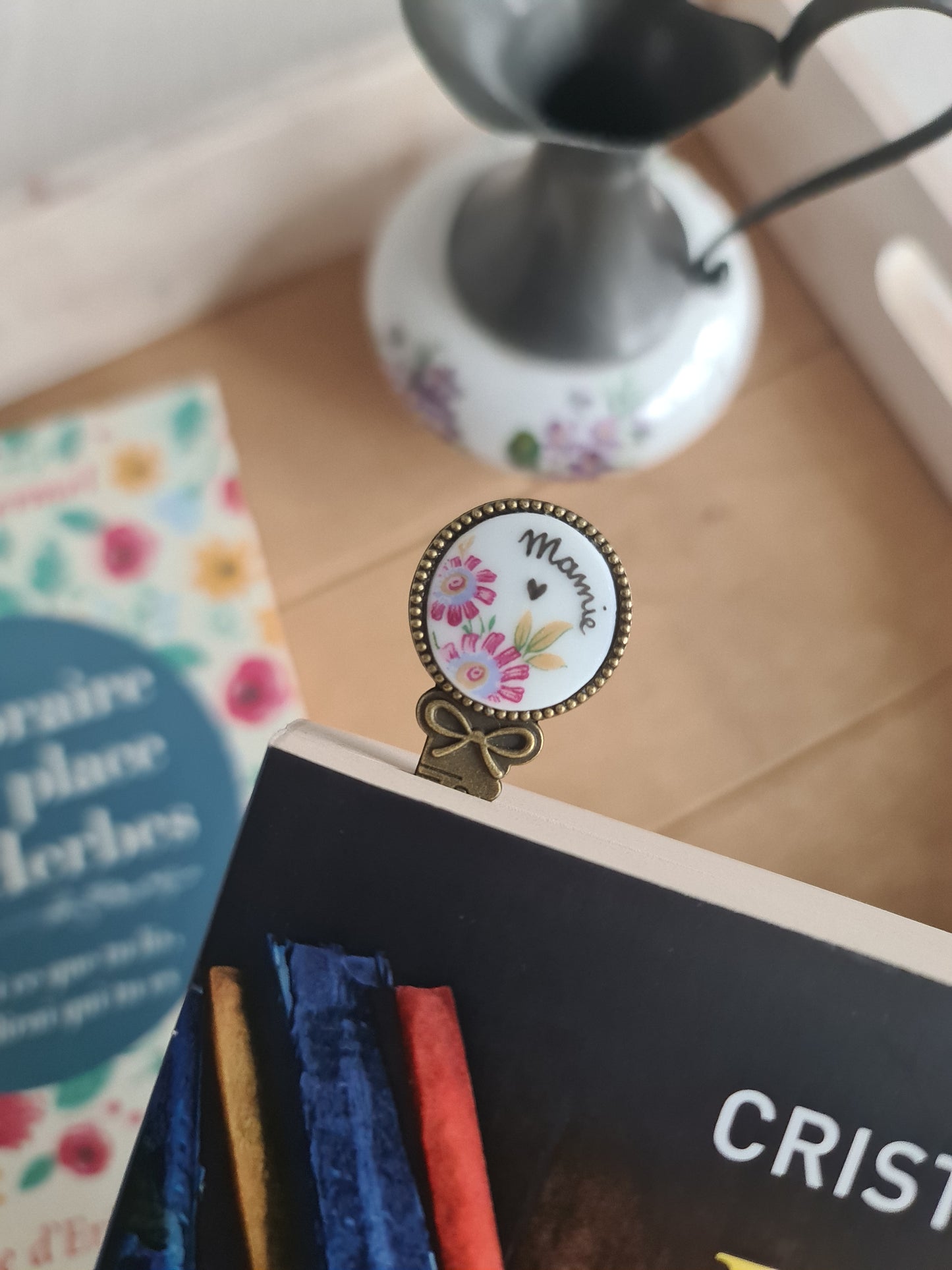 Marque page en alliage couleur bronze - décoré avec de la vaisselle puis "Mamie♡" peint à la main - Fleurs rouges