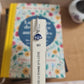 Marque-page argenté - Petit modèle - décoré d'un morceau de vaisselle - Clochette bleue
