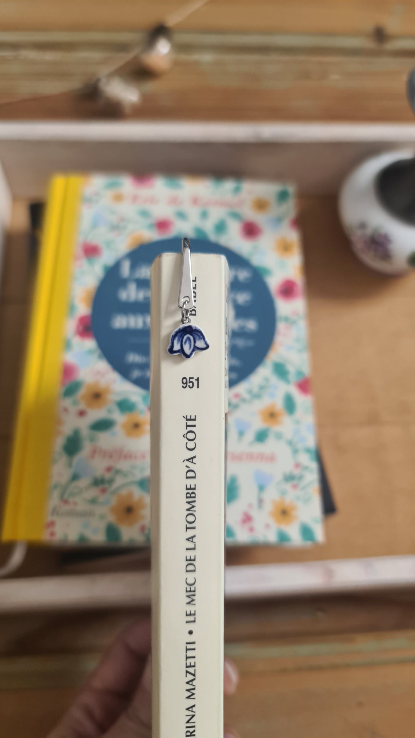 Marque-page argenté - Petit modèle - décoré d'un morceau de vaisselle - Clochette bleue