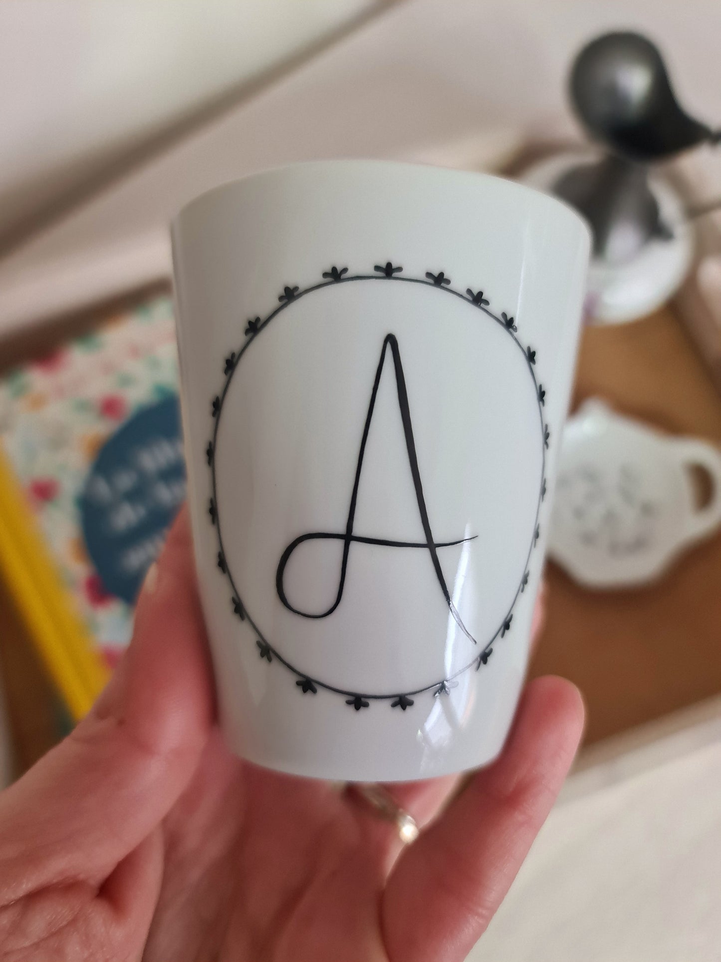 Gobelet en porcelaine - décor Couronne Initiale "A" peint à la main