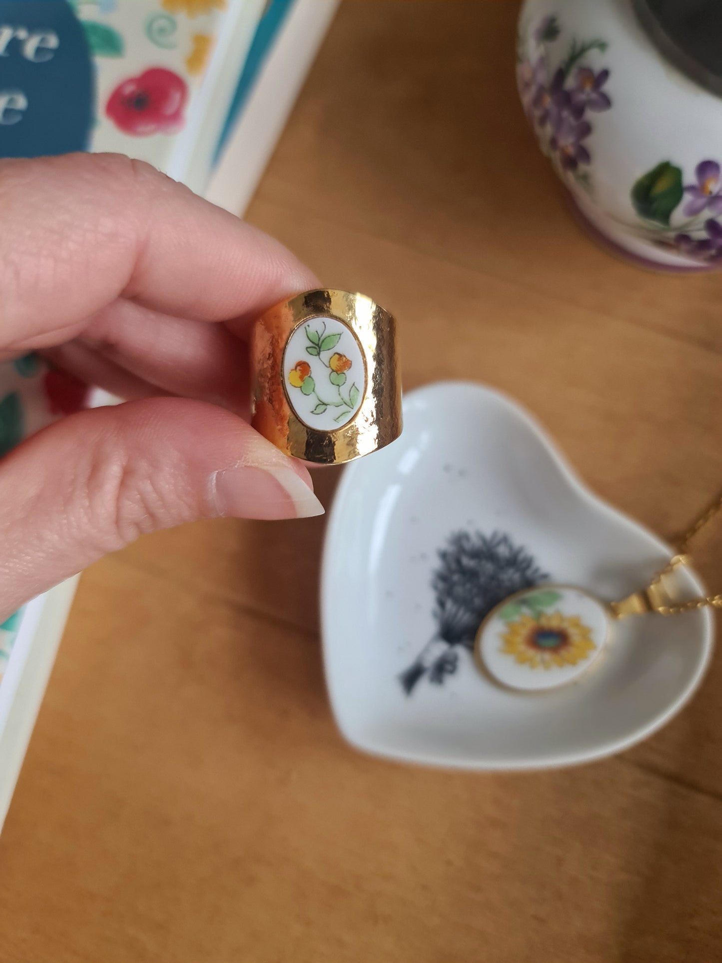 Bague martelée en Laiton Doré à l'Or Fin - décorée à partir de vaisselle - Petites fleurs jaunes orangées