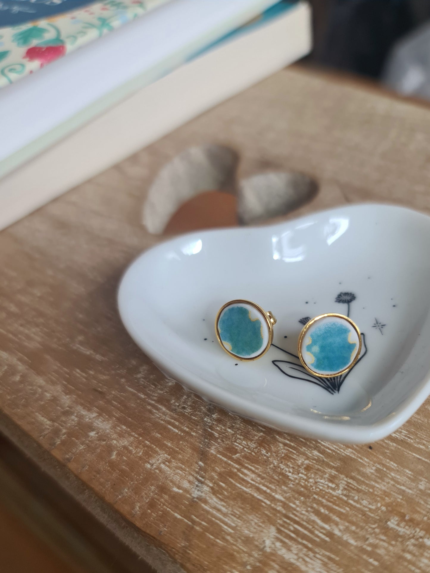 Boucles d'oreilles puce en laiton doré à l'or fin - décorées avec un morceau de vaisselle surcyclé - Fond turquoise