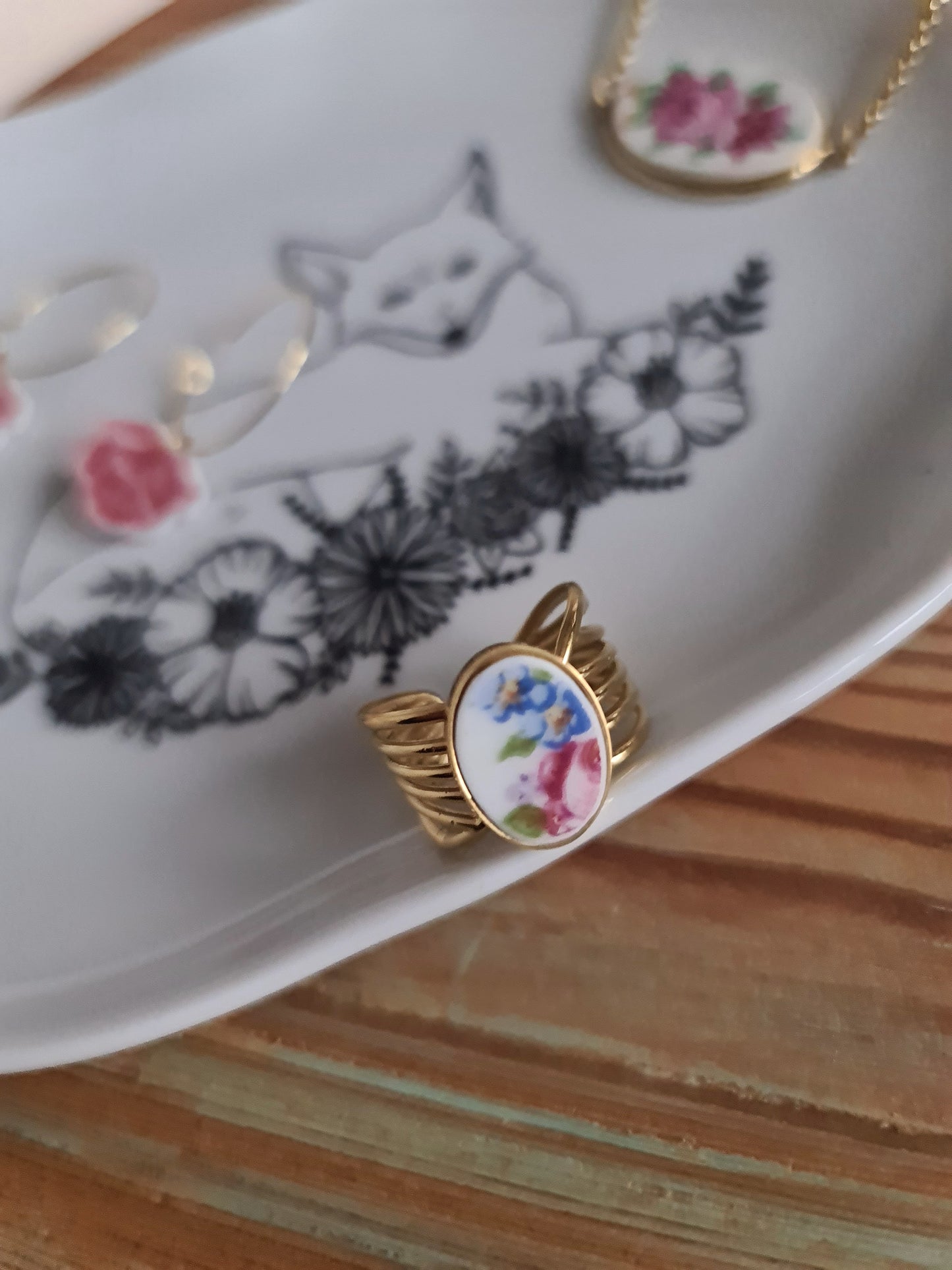 Bague nœud en Acier inoxydable doré - décorée à partir de vaisselle - Rose et petites fleurs bleues