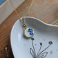 Collier rond couronne en acier inoxydable doré - décoré avec un morceau de vaisselle surcyclé - Fleurs bleues