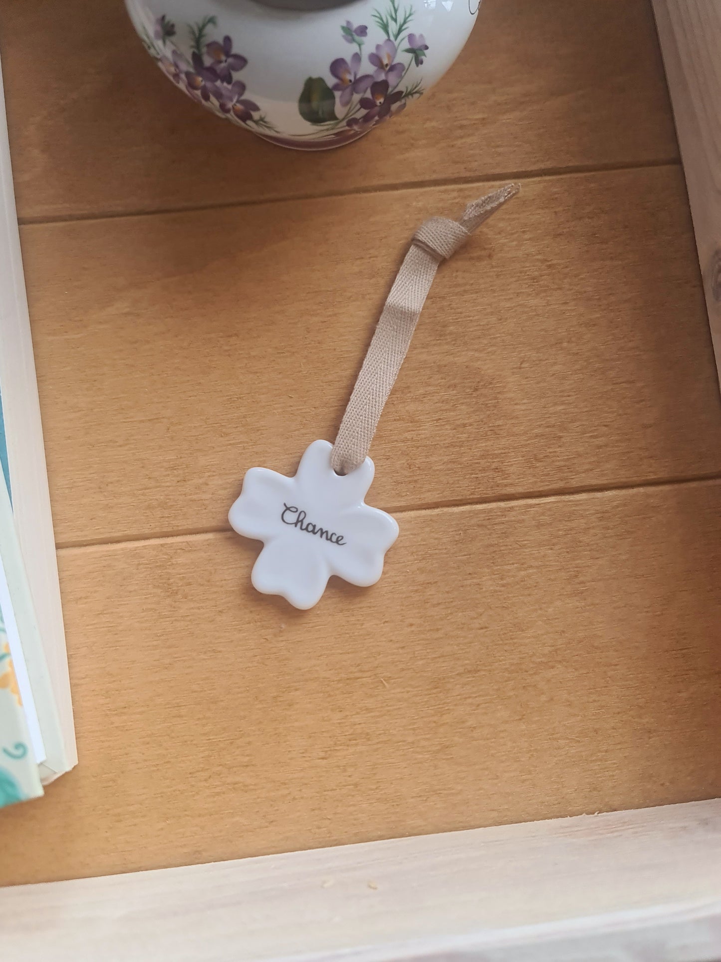 Médaillon trèfle en porcelaine - décor Mot Chance peint à la main