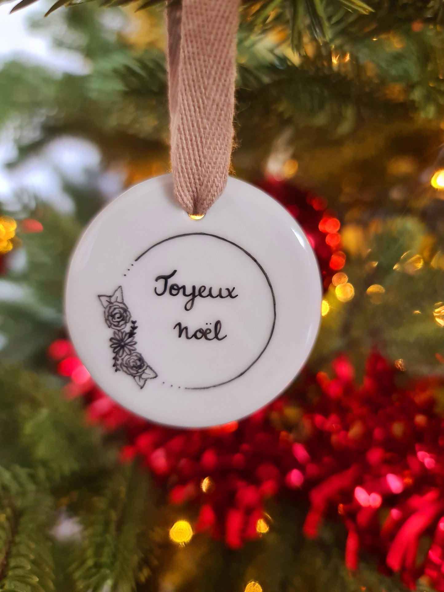 Médaillon rond en porcelaine - décor Couronne de fleurs Joyeux Noël peint à la main