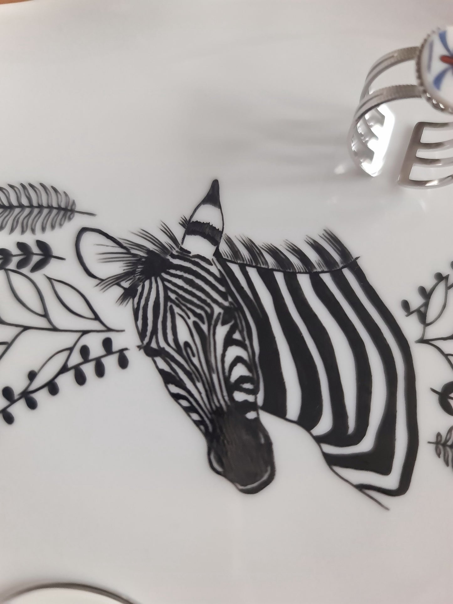 Petit plateau irrégulier en porcelaine - décor zèbre peints à la main