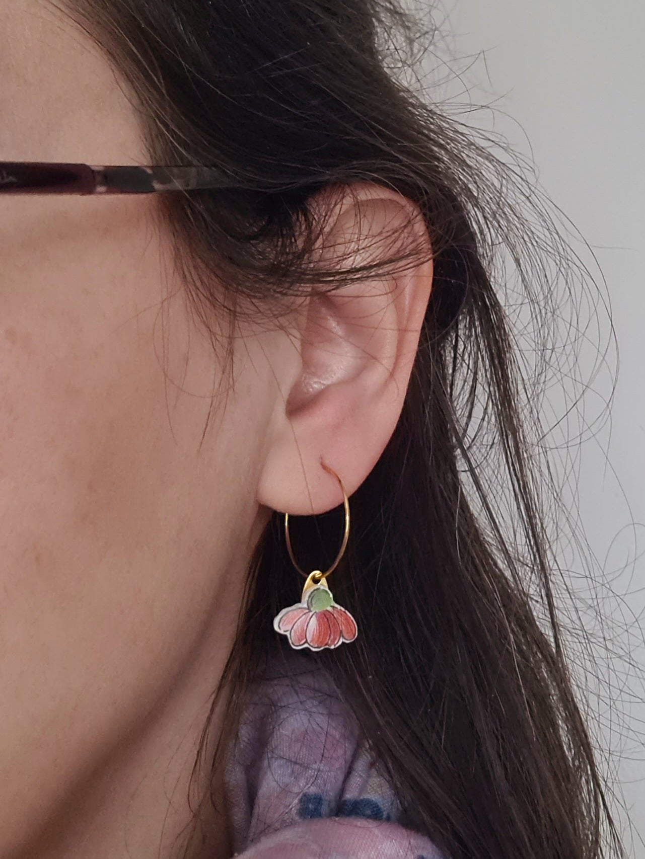 Boucles d'oreilles créoles en acier inoxydable doré - décorées avec un morceau de vaisselle surcyclé - Forme fleur - Fleur rouge