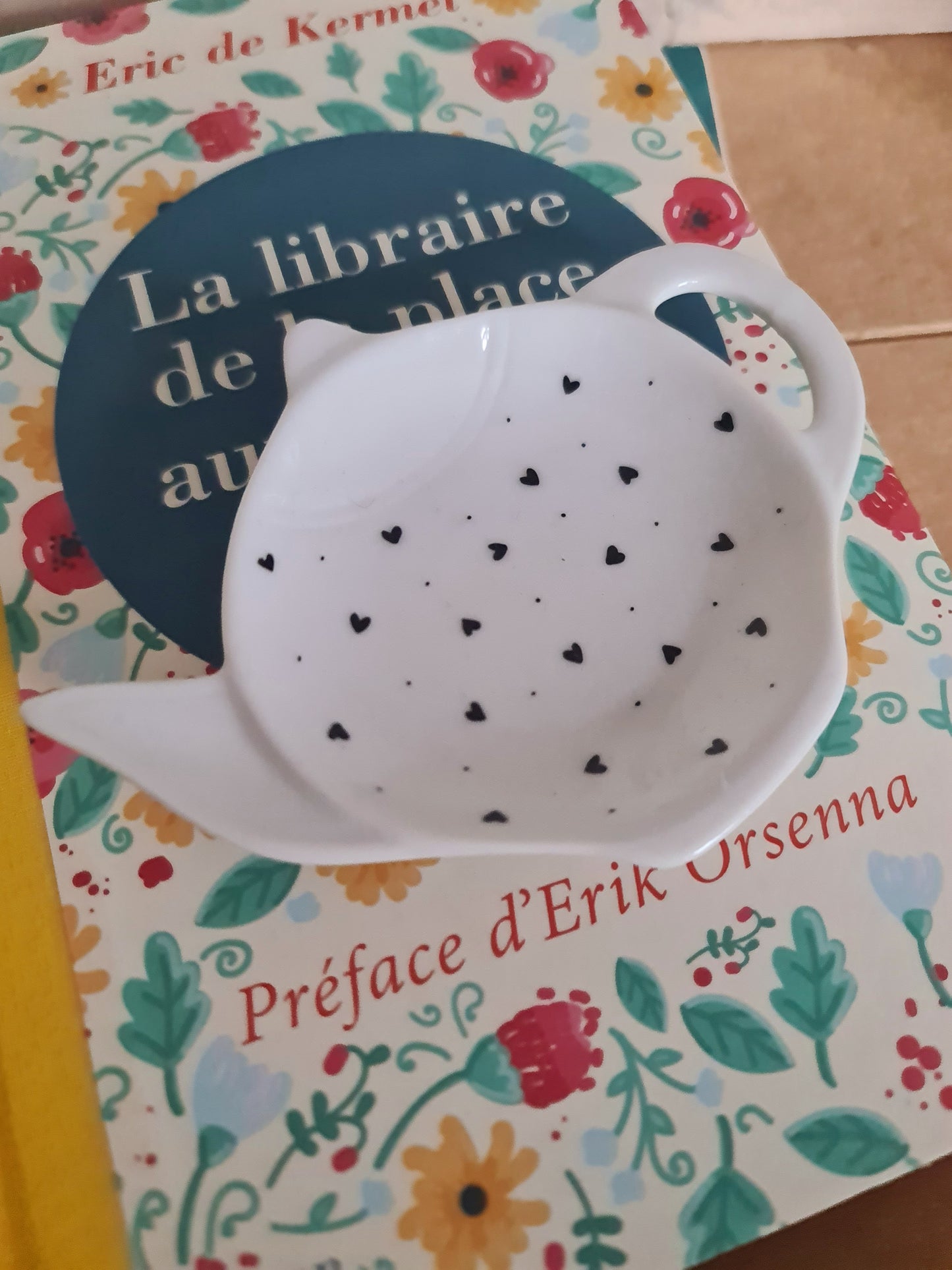 Repose sachet de thé en porcelaine - décor Cœurs vracs peint à la main