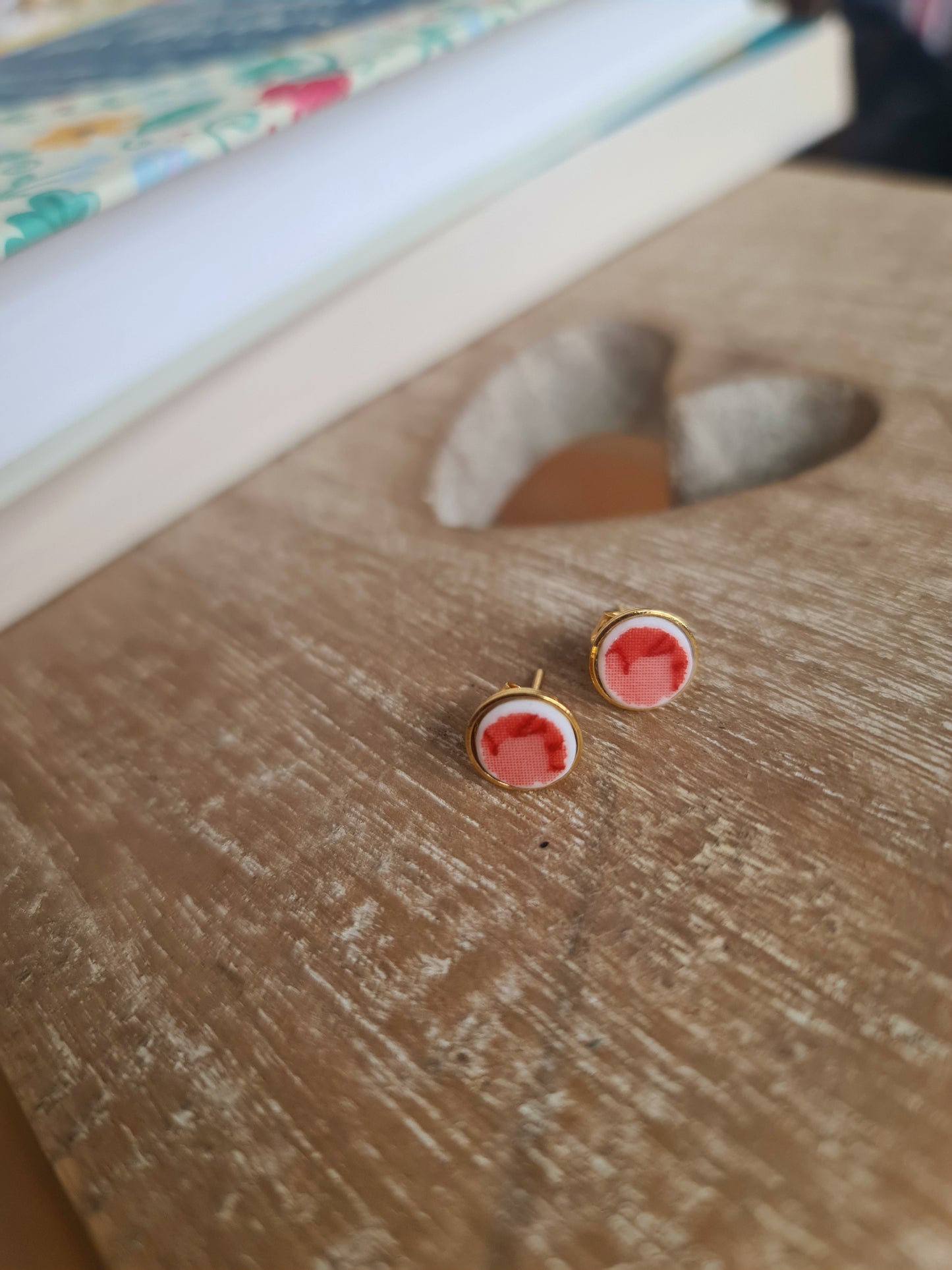 Boucles d'oreilles puce en laiton doré à l'or fin - décorées avec un morceau de vaisselle surcyclé - Feuilles rouges
