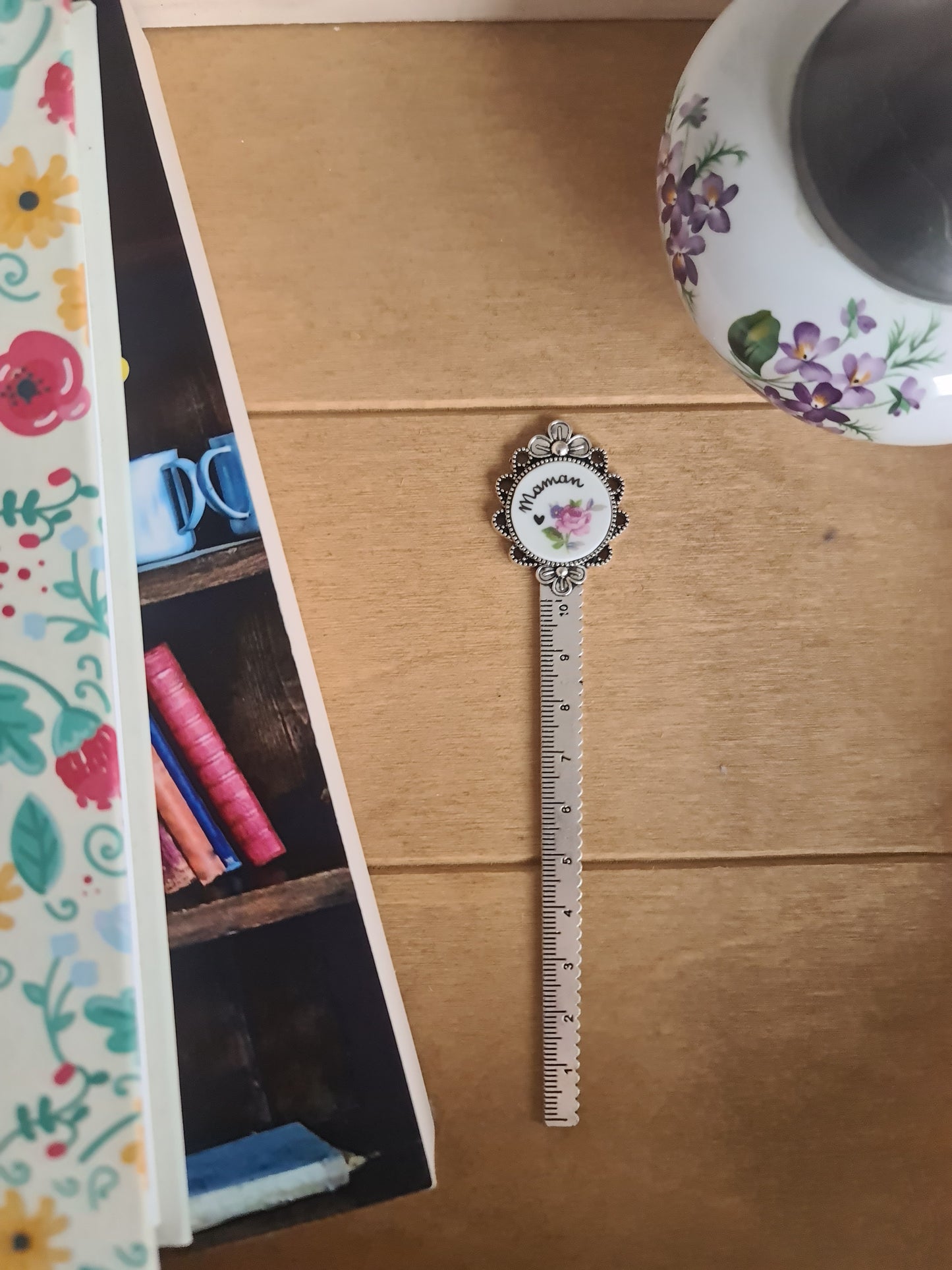 Marque page en alliage couleur argenté - décoré avec de la vaisselle puis "Maman ♡" peint à la main - Rose