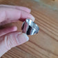 Bague martelée en Laiton Placage Argent Fin - décorée à partir de vaisselle - Fleur aubergine et blanche
