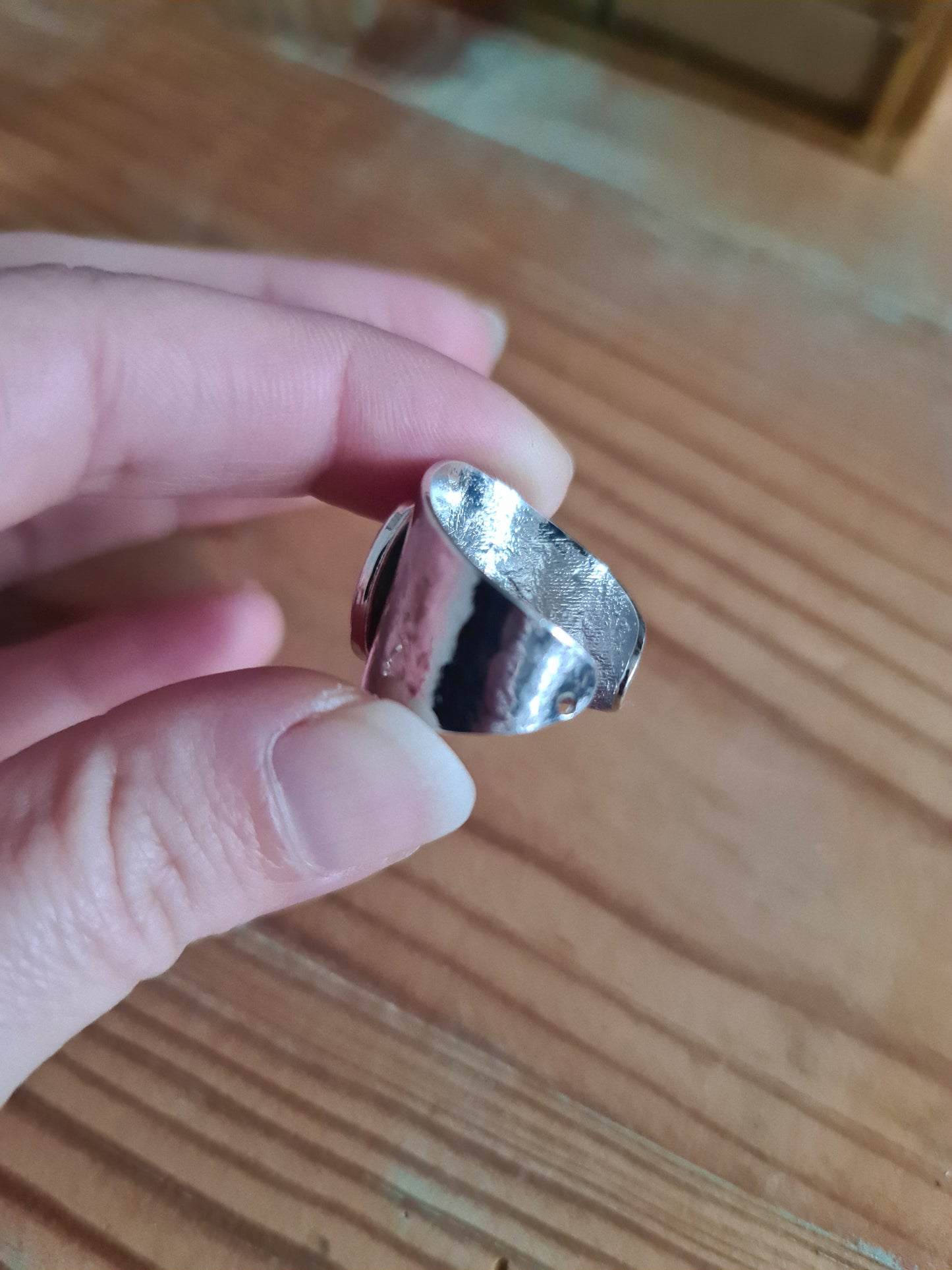 Bague martelée en Laiton Placage Argent Fin - décorée à partir de vaisselle - Fleur aubergine et blanche