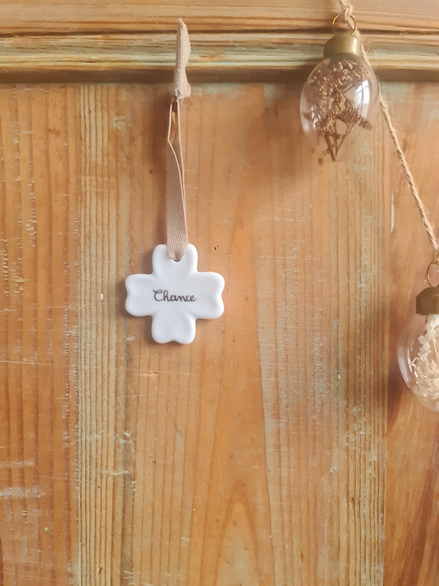 Médaillon trèfle en porcelaine - décor Mot Chance peint à la main