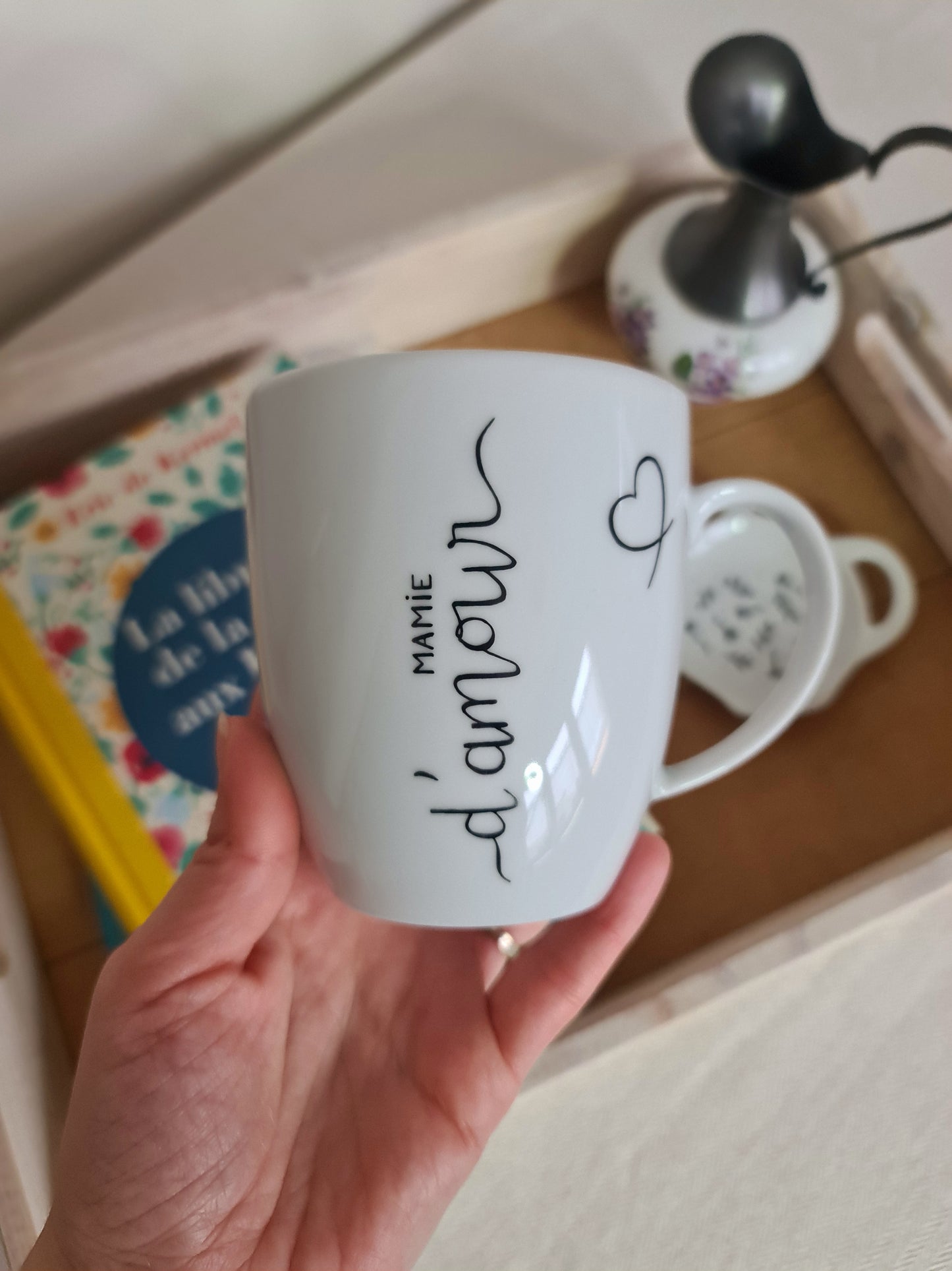 Mug boule en porcelaine - décor cœur "Mamie d'amour" peint à la main