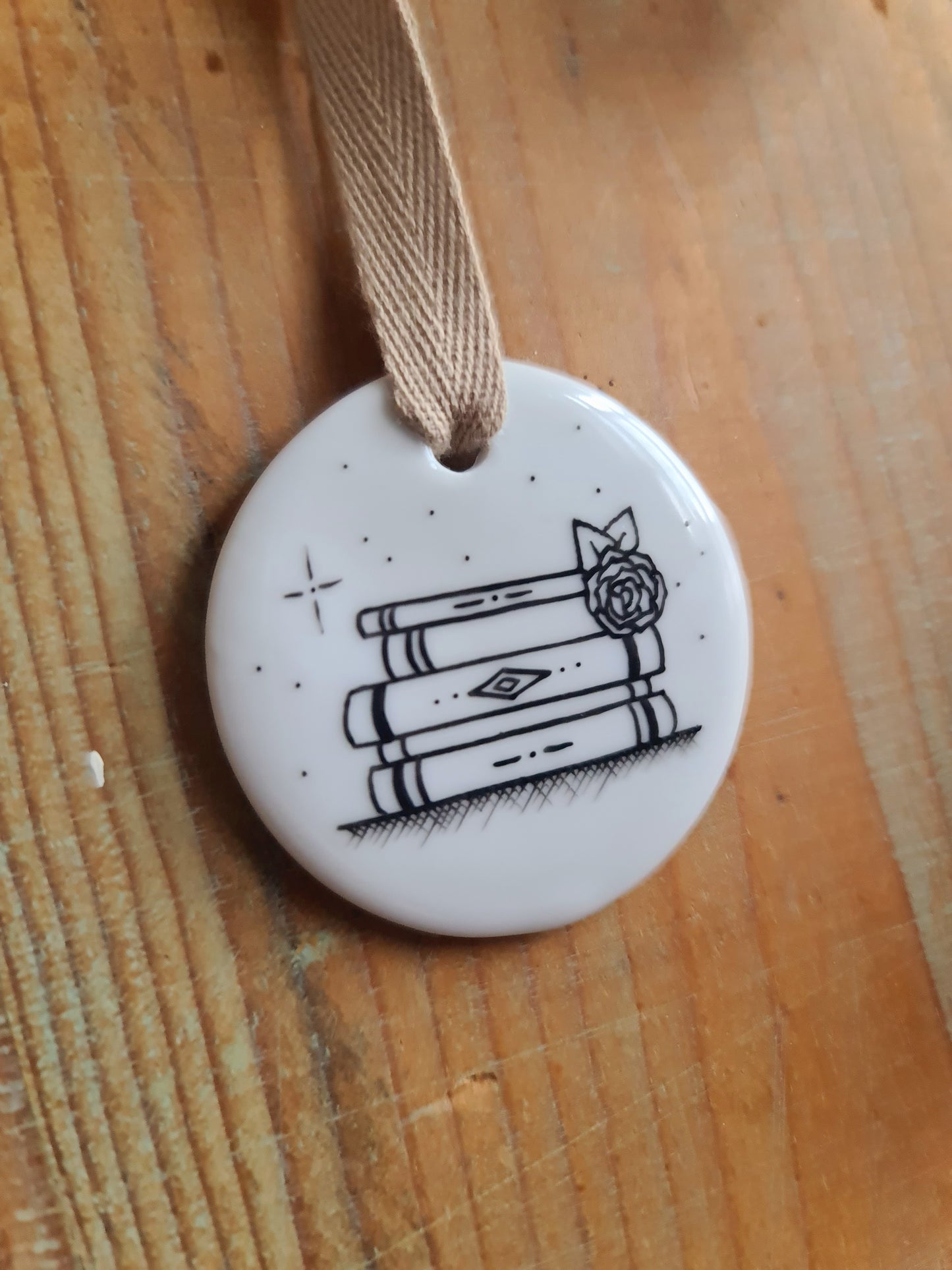 Médaillon rond en porcelaine - décor Pile de livres peint à la main