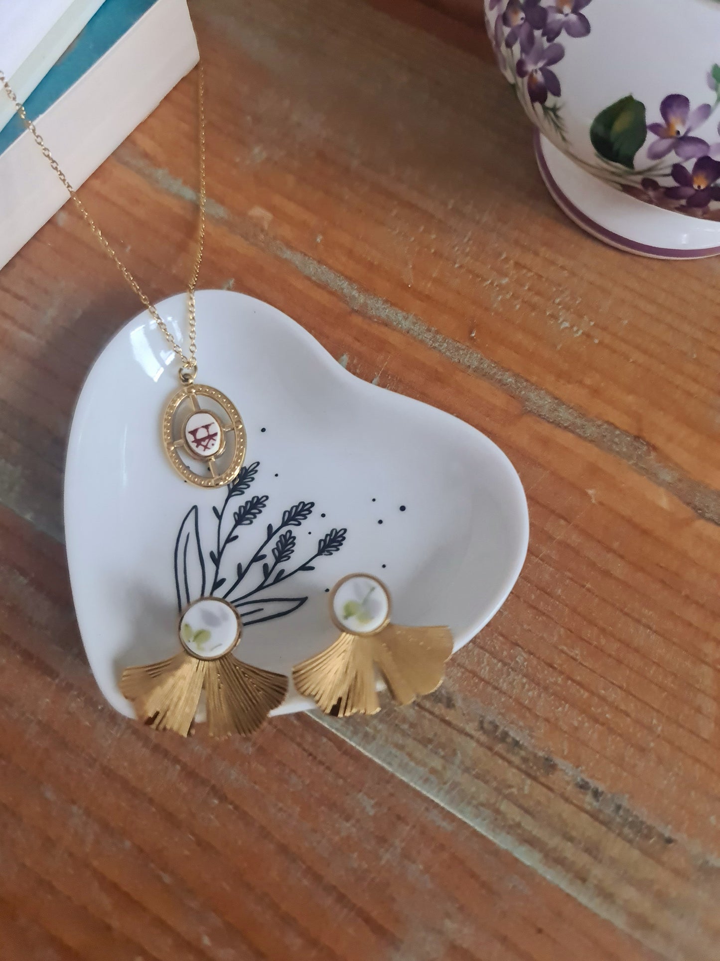 Boucles d'oreilles ginkgo en acier inoxydable doré - décorées avec un morceau de vaisselle surcyclé - Fleurs vertes