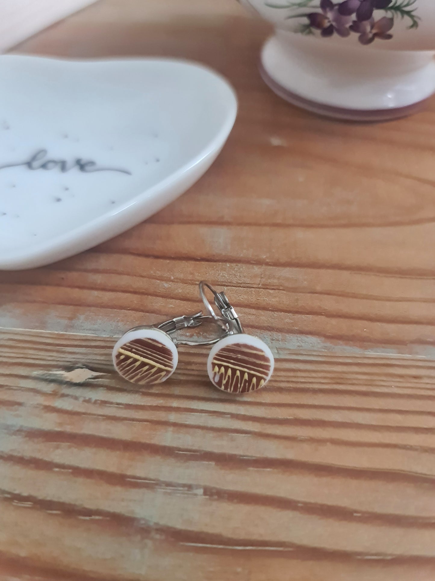 Boucles d'oreilles dormeuses en acier inoxydable - décorées avec un morceau de vaisselle surcyclé - Géométriques