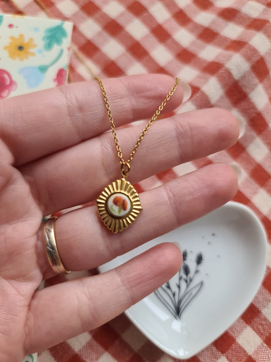 Collier losange en acier inoxydable doré - décoré avec un morceau de vaisselle surcyclé - Fleur orange