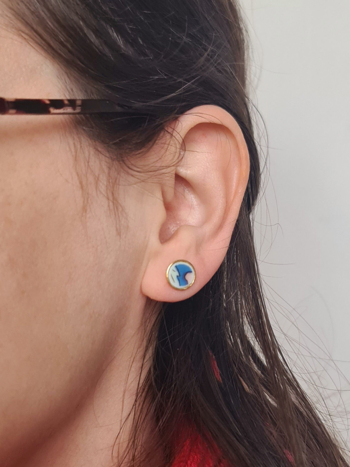 Boucles d'oreilles puce en laiton doré à l'or fin - décorées avec un morceau de vaisselle surcyclé - Fond turquoise Feuille verte