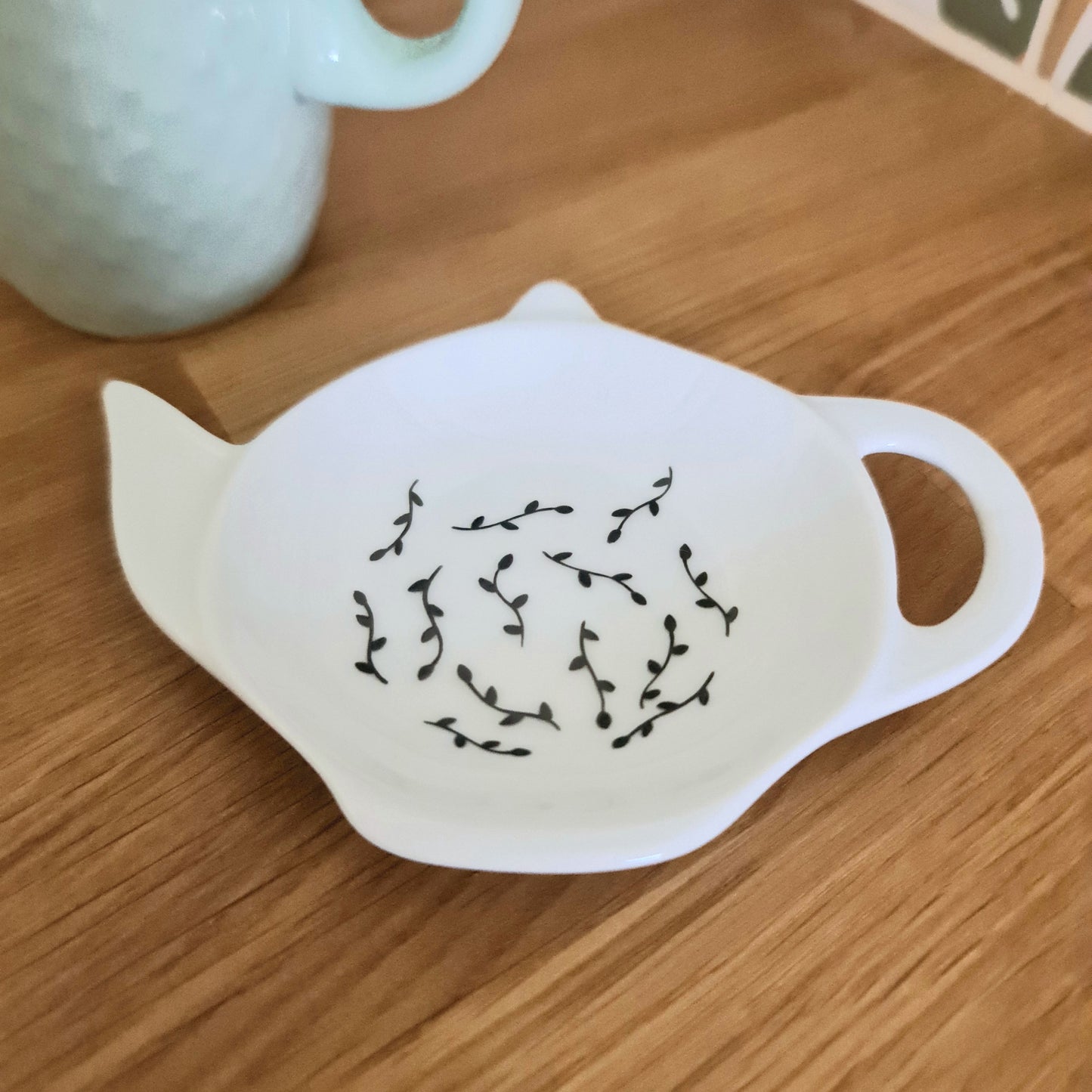 Repose sachet de thé en porcelaine - décor Feuillage noir peint à la main
