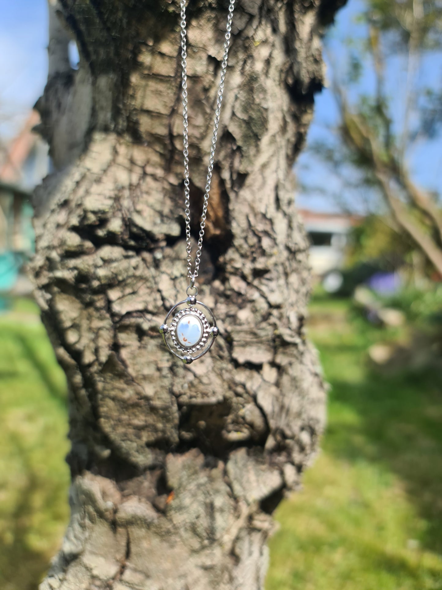 Collier ovale boule en acier inoxydable - décoré avec un morceau de vaisselle - Fleur bleue