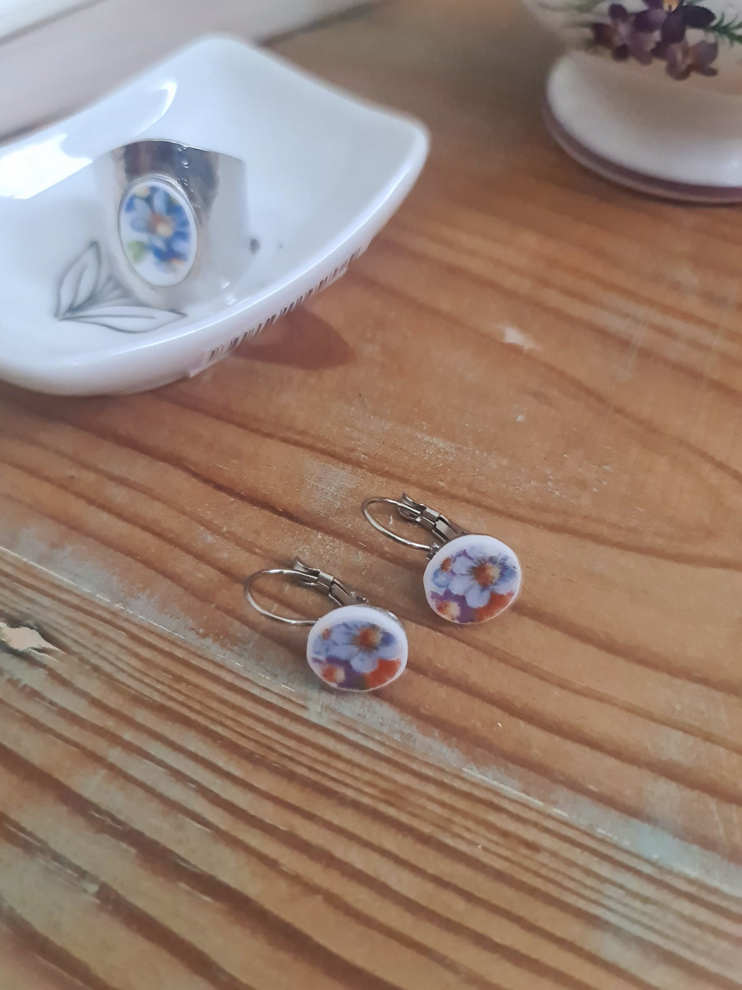 Boucles d'oreilles dormeuses en acier inoxydable - décorées avec un morceau de vaisselle surcyclé - Bouquet de fleurs