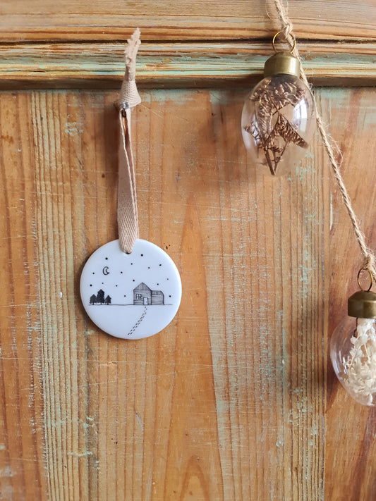 Médaillon rond en porcelaine - décor Paysage cabane peint à la main