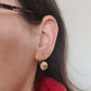 Boucles d'oreilles dormeuses en acier inoxydable doré - décorées avec un morceau de vaisselle surcyclé - Fleurs jaune orange 2