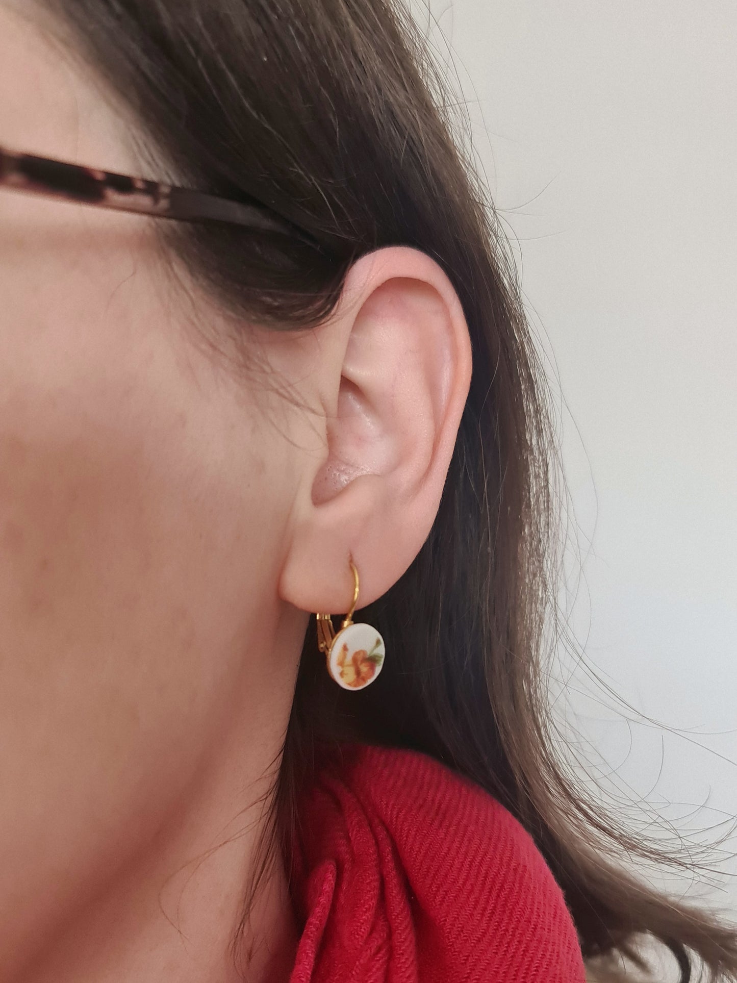 Boucles d'oreilles dormeuses en acier inoxydable doré - décorées avec un morceau de vaisselle surcyclé - Fleurs jaune orange 2