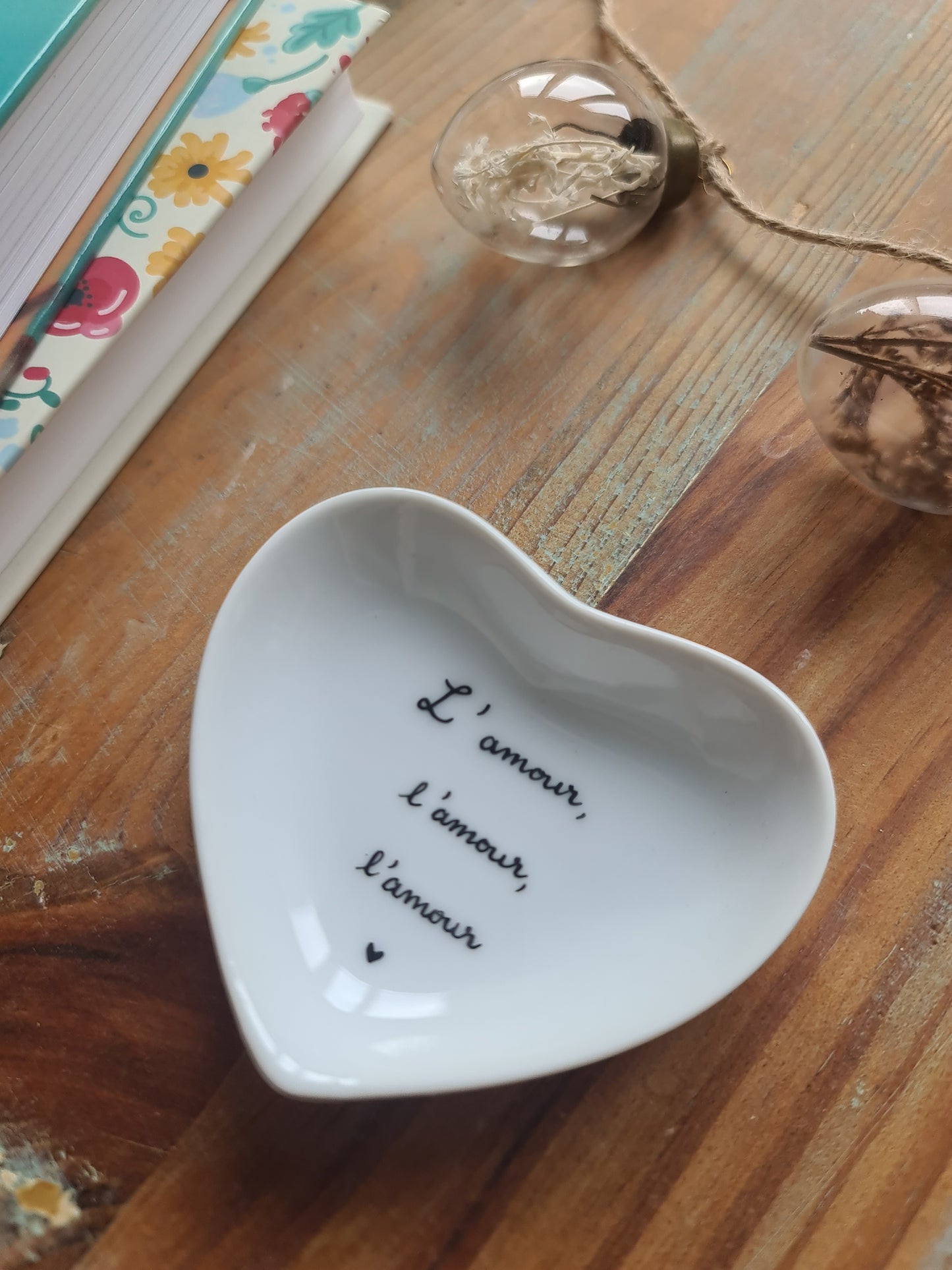 Coupelle cœur en porcelaine - décor L'amour peint à la main