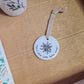 Médaillon rond en porcelaine - décor Bouquet Merci peint à la main