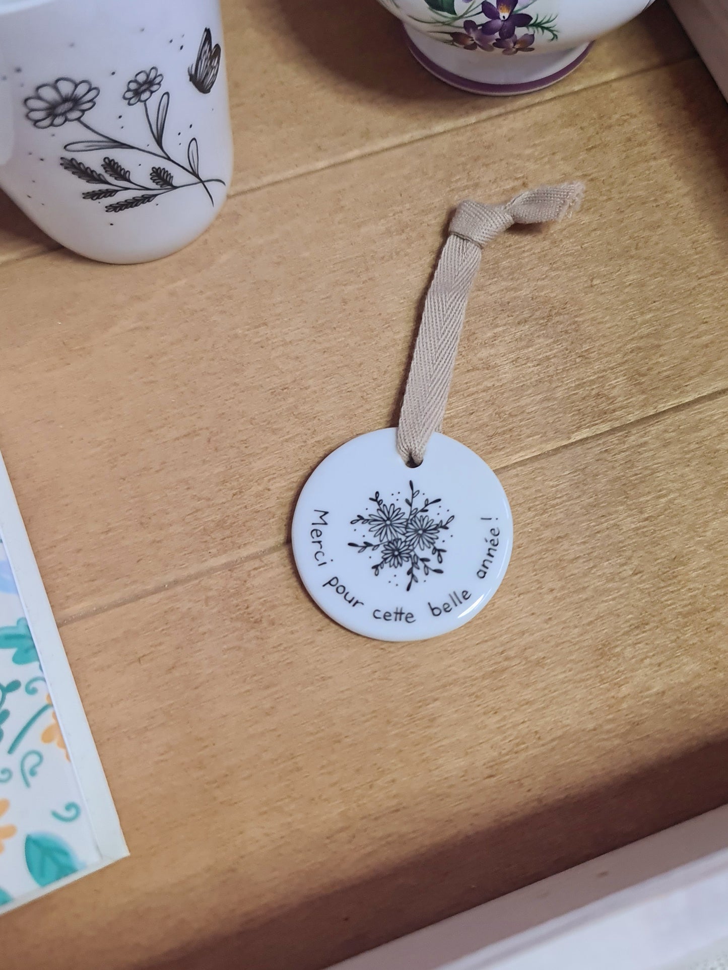 Médaillon rond en porcelaine - décor Bouquet Merci peint à la main