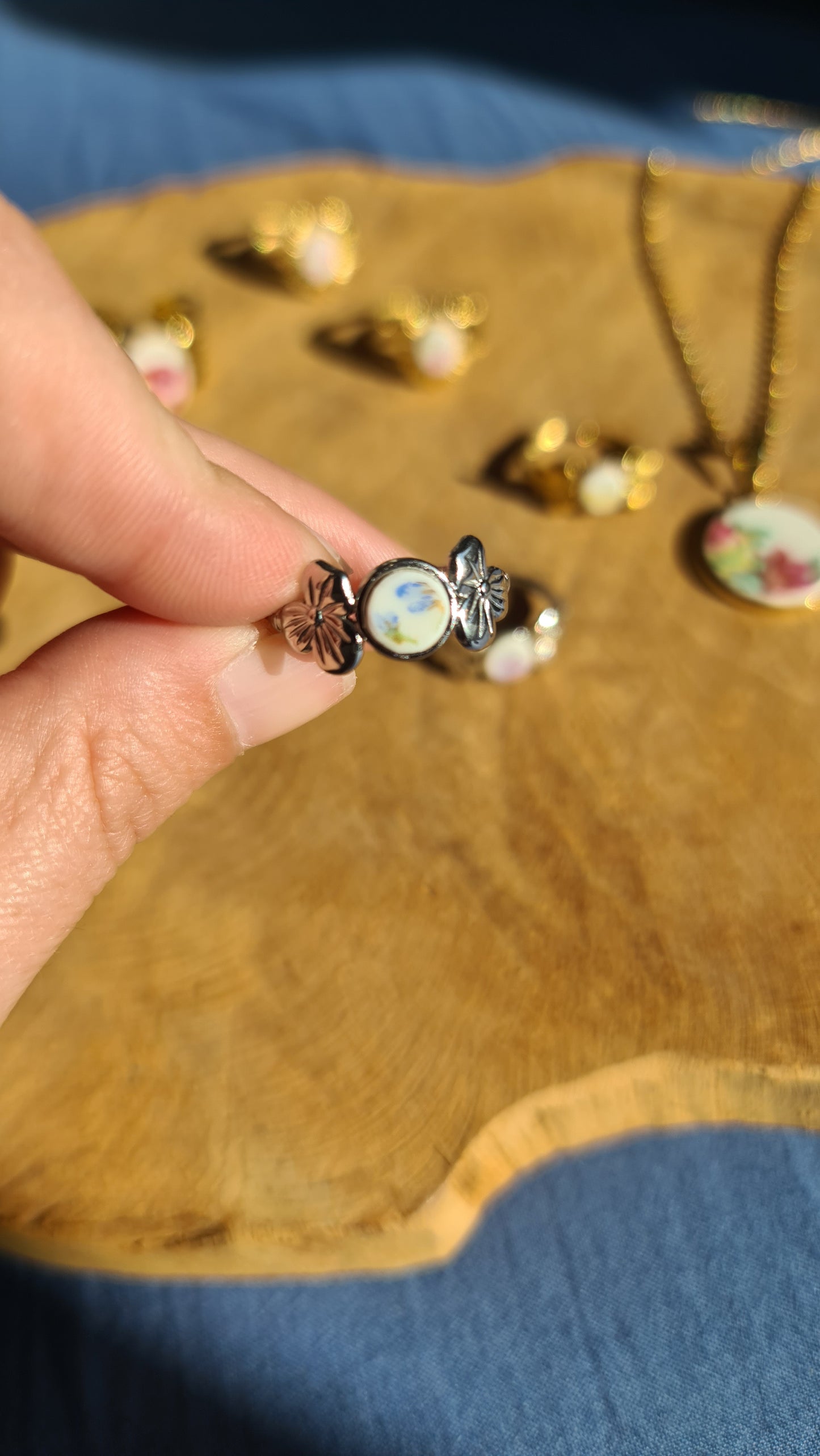 Bague fleurs en Acier inoxydable - décorée à partir de vaisselle - Fleurs bleues