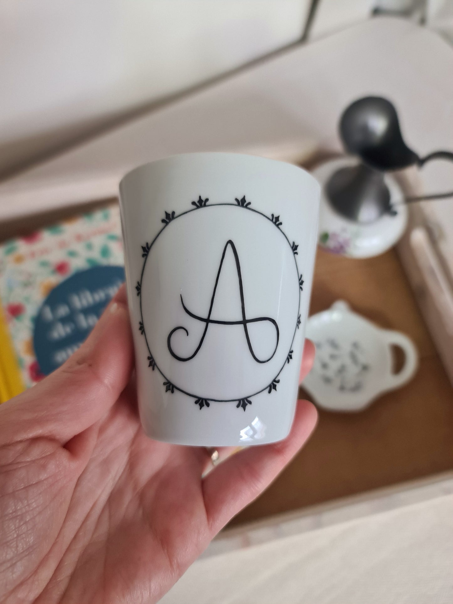 Gobelet en porcelaine - décor Couronne Initiale "A" peint à la main