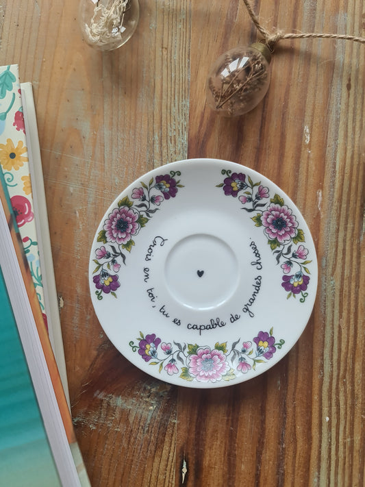 Coupelle ronde Fleurs de ton violet chinée en porcelaine - décor phrase mantra