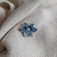 Pin's en Fer rhodié - décoré à partir de vaisselle - Forme fleur - Fleur bleue