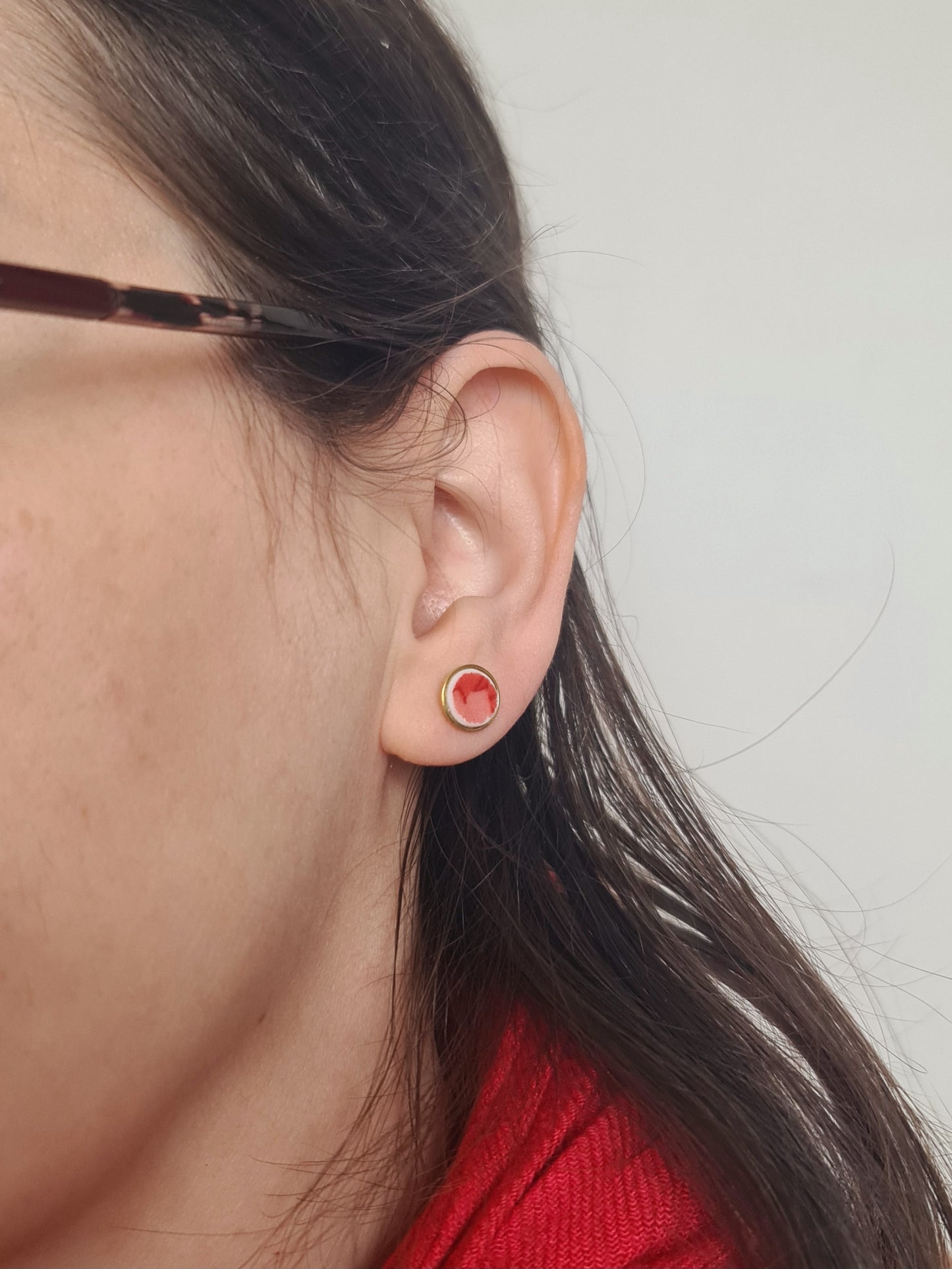 Boucles d'oreilles puce en laiton doré à l'or fin - décorées avec un morceau de vaisselle surcyclé - Feuilles rouges