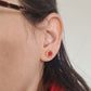 Boucles d'oreilles puce en laiton doré à l'or fin - décorées avec un morceau de vaisselle surcyclé - Rouges