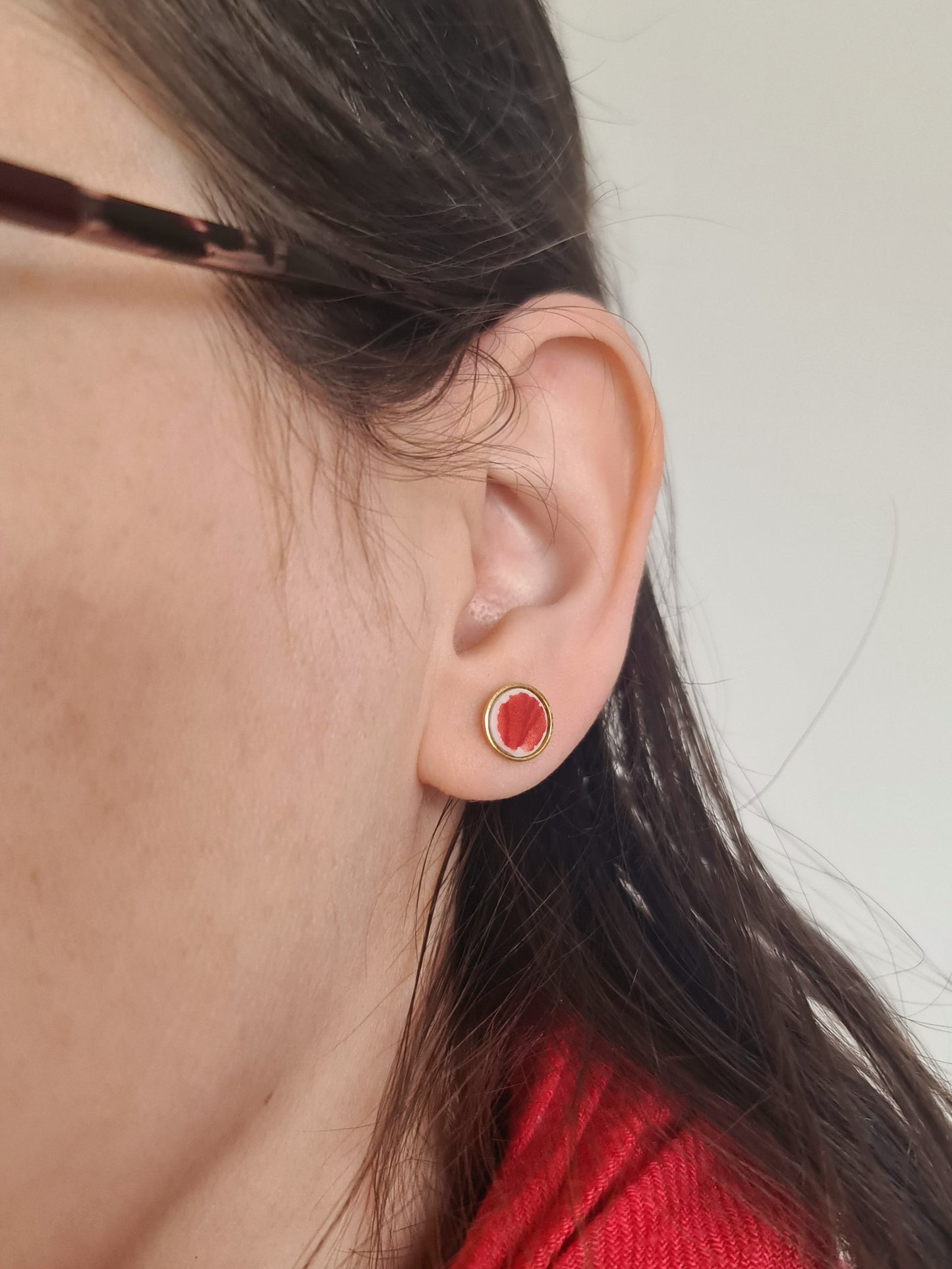 Boucles d'oreilles puce en laiton doré à l'or fin - décorées avec un morceau de vaisselle surcyclé - Rouges