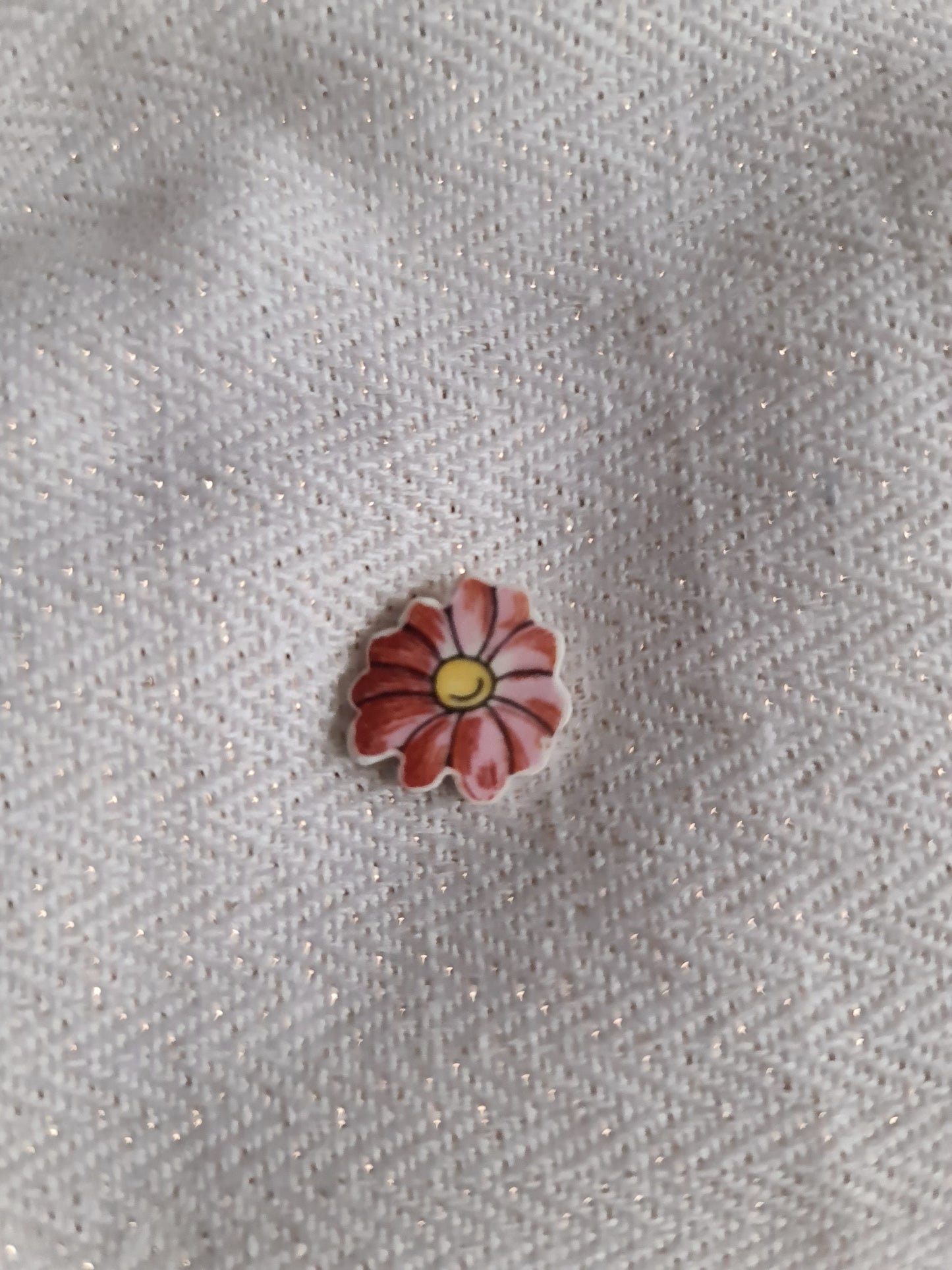 Pin's en Laiton Doré à l'Or Fin - décoré à partir de vaisselle - Forme fleur - Fleur rouge
