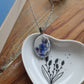 Collier ovale en acier inoxydable - décoré avec un morceau de vaisselle surcyclé - Fleurs bleues