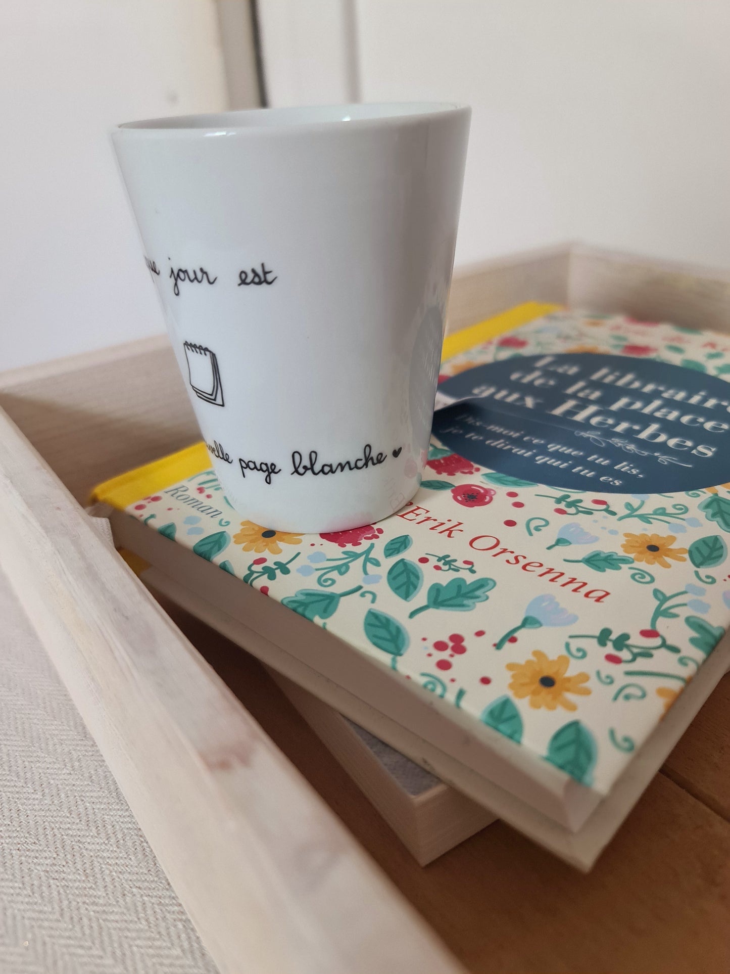 Gobelet en porcelaine - décor Bloc note "Chaque jour est une nouvelle page blanche" peint à la main