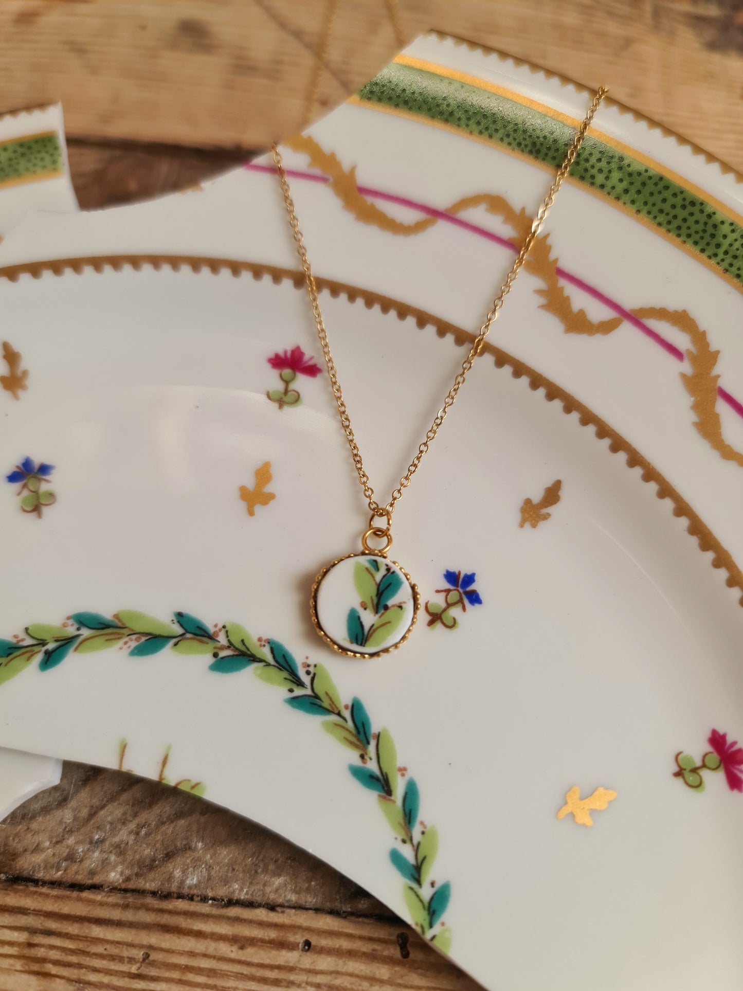 Collier rond couronne en acier inoxydable doré - décoré avec un morceau de vaisselle - feuillage vert & turquoise