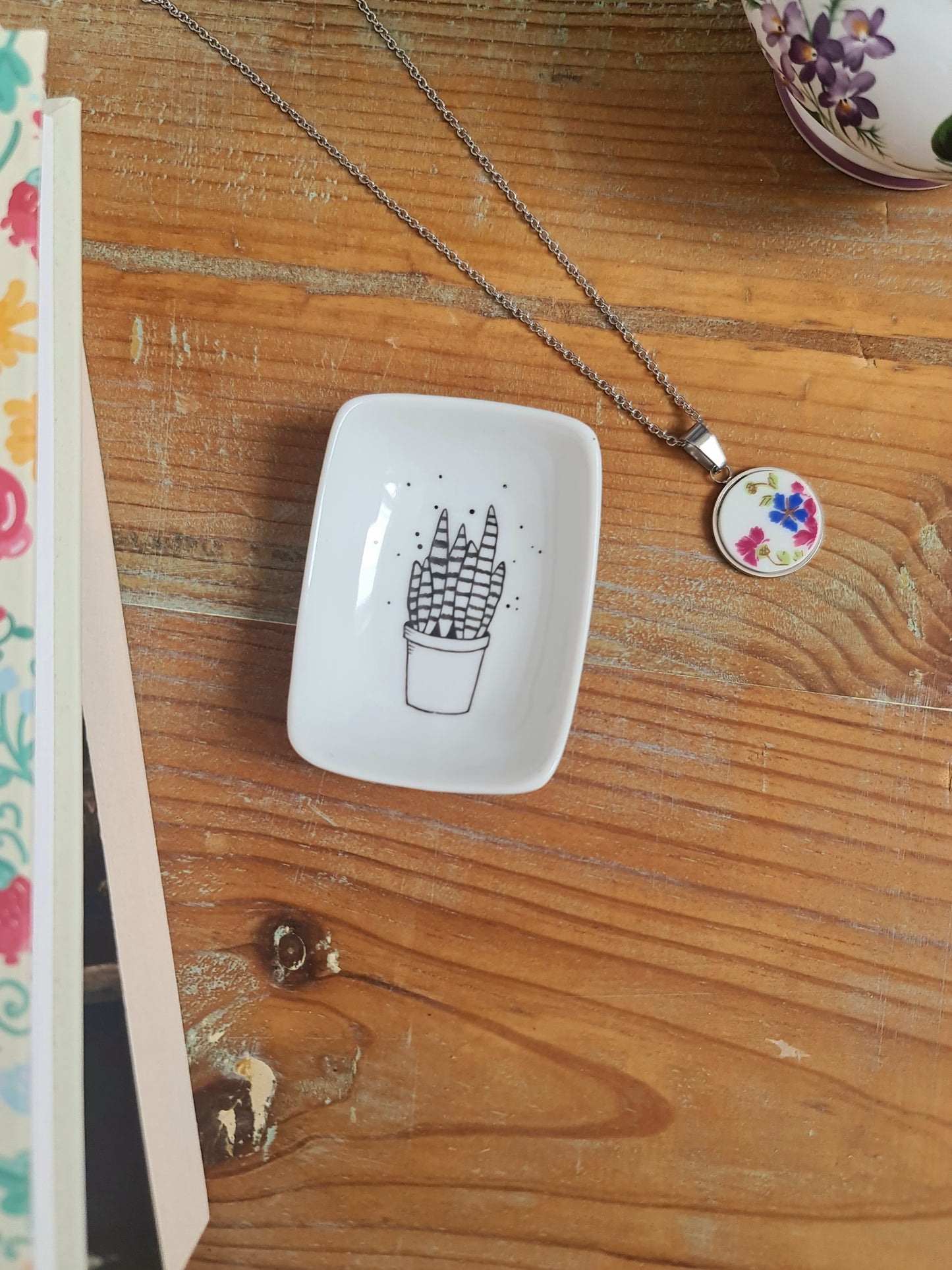 Coupelle à bijoux rectangle en porcelaine - décor plante grasse peint à la main