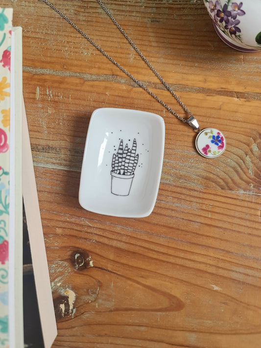 Coupelle à bijoux rectangle en porcelaine - décor plante grasse peint à la main