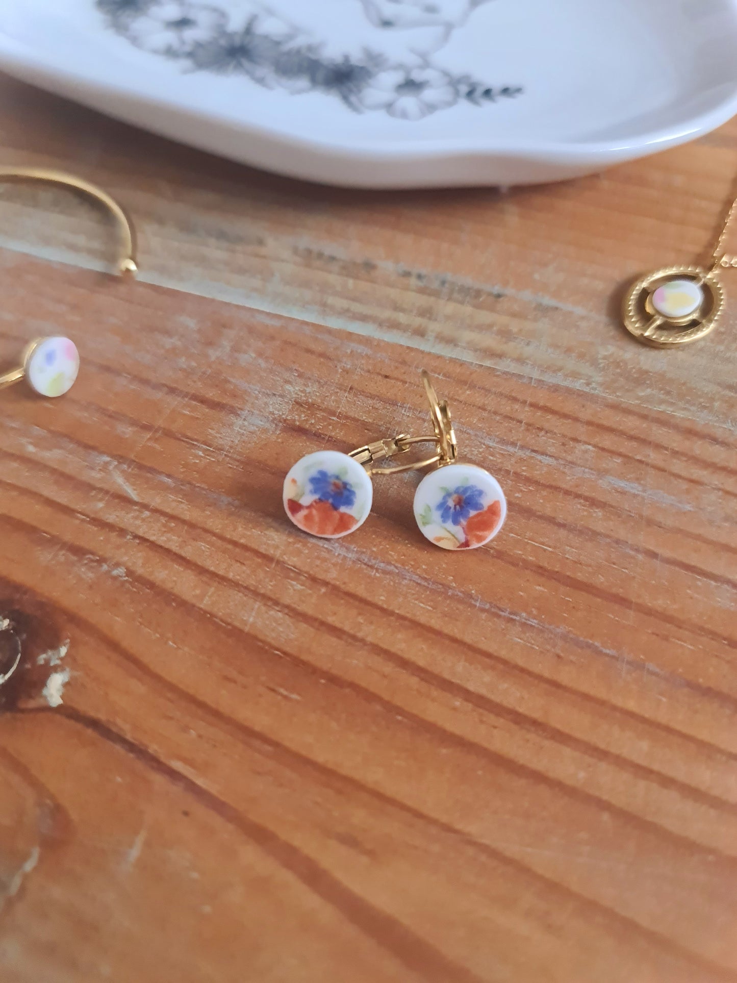 Boucles d'oreilles dormeuses en acier inoxydable doré - décorées avec un morceau de vaisselle surcyclé - Bouquet de fleurs