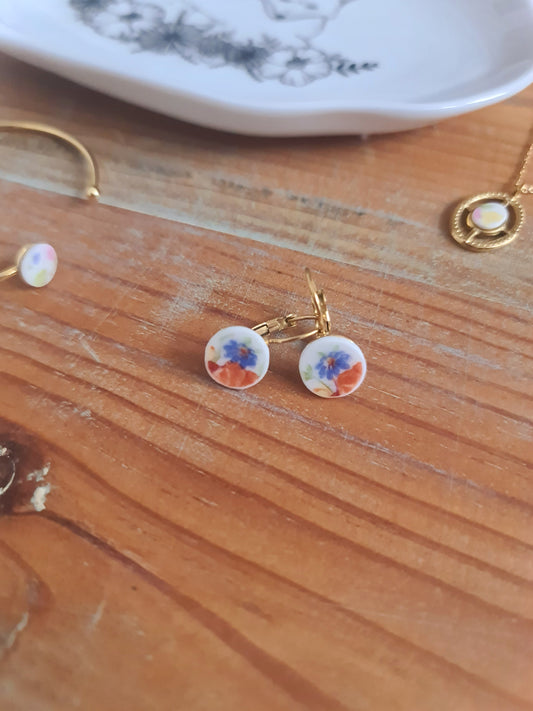 Boucles d'oreilles dormeuses en acier inoxydable doré - décorées avec un morceau de vaisselle surcyclé - Bouquet de fleurs