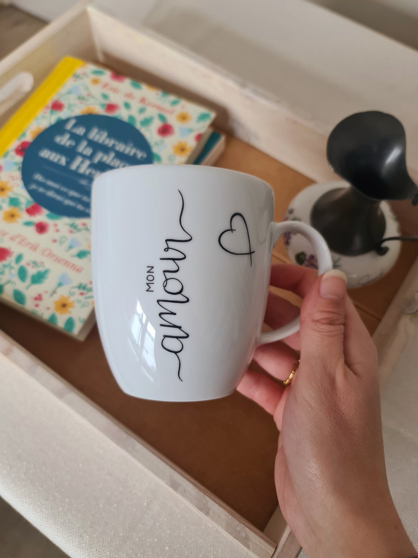 Mug boule en porcelaine - décor cœur "Mon amour" peint à la main